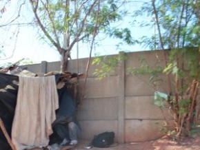 Homem faz uso de entropecente dentro de um dos barracos.(Imagem:Ellyo Texeira/G1)