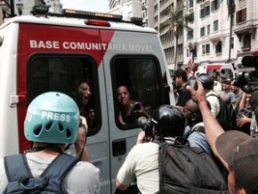 Moradores são retirados em viatura durante confronto no Centro de São Paulo.(Imagem:Caio Prestes/G1)