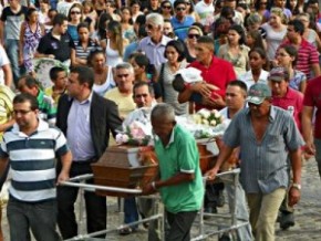 Cortejo é acompanhado por familiares e amigos.(Imagem:Cidades na net)