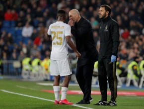 Técnico do Real Madrid, Zidane com Vinícius Júnior(Imagem:REUTERS/Susana Vera)