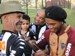 Ronaldinho cercado por fãs: cena comum na Cidade do Galo.(Imagem:Leonardo Simonini / Globoesporte.com)