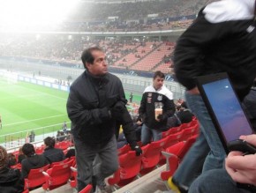 Muricy sofre com o frio. Temperatura no início do jogo era de 9º .(Imagem:Thiago Dias/Globoesporte.com)