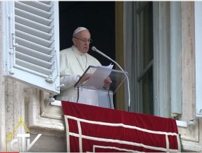 Papa Francisco chega à Praça São Pedro para audiência semanal nesta quarta-feira (11).(Imagem:Stefano Rellandini / Reuters)