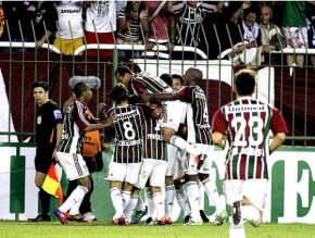 Jogadores do Fluminense comemoram o gol de Marquinho.(Imagem: Caio Amy / Agência Photocamera)