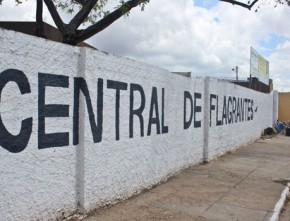 Os policiais do motopatrulhamento do Batalhão de Rondas Ostensivas de Naturezas Especiais (BPRone), com o apoio do 6º batalhão, estouraram neste domingo (08) uma boca de fumo local(Imagem:Divulgação)