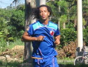 Ronaldinho só treina no período da tarde.(Imagem:Janir Junior/Globoesporte.com)