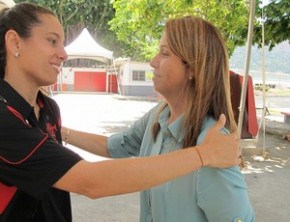 Patricia é saudada por atleta ao voltar ao clube após a eleição.(Imagem:Janir Júnior/Globoesporte.com)