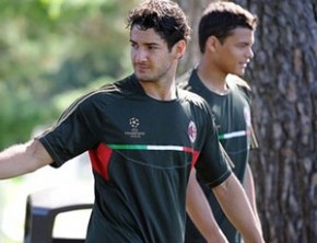 Pato no treino Milan desta quinta: atacante não vai sair do clube italiano.(Imagem:Site oficial do Milan)