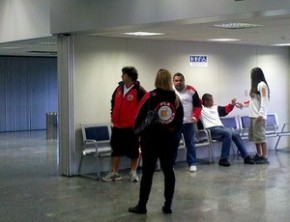 Torcida do Flamengo recebe o Lanús no aeroporto.(Imagem:Richard Souza / Globoesporte.com)