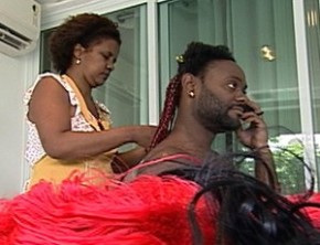 Vagner Love troca as tranças azuis pelas rubro-negras.(Imagem:Reprodução)