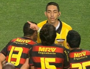 Árbitro Flávio Rodrigues Guerra cercado por jogadores do Sport.(Imagem:Reprodução SporTV)