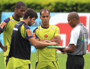 Juninho debate com Cristóvão no treino do Vasco.)(Imagem:Jorge Wiliam / Agência O Globo)