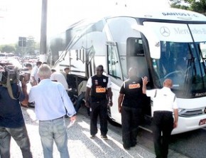 Ônibus santista chega ao CT Rei Pelé.(Imagem:Renato Cury / Globoesporte.com)