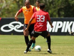 Adriano participa de rachão na manhã desta terça-feira.(Imagem:Maurício Val / Vipcomm)