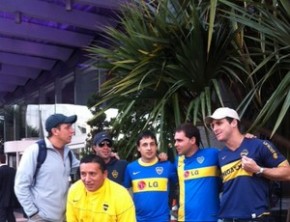 Torcedores do Boca na frente do hotel do time.(Imagem:Tiago Maranhão/SporTV)