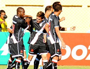 Eder Luís comemora com os companheiros o primeiro gol do Vasco(Imagem:(Foto: Marcelo Sadio))