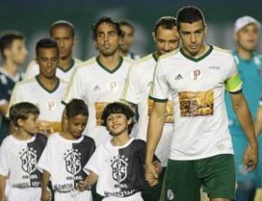 Sem patrocínio na camisa há mais de um ano...(Imagem:Cesar Greco/Ag Palmeiras/Divulgação)