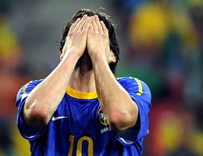 Kaká sente a dor da derrota da seleção brasileira novamente nas quartas de final (Imagem:AFP)