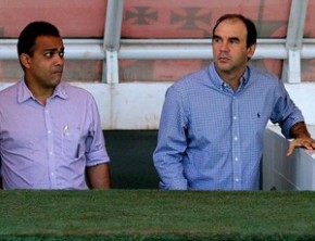 Ricardo Gomes ao lado de Daniel Freitas em visita à Colina.(Imagem:Marcelo Sadio / Site Oficial do Vasco)