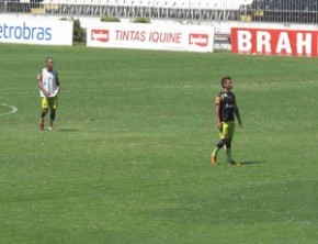 Chaparro e Bernardo se desentenderam no treino.(Imagem: Rafael Cavalieri / Globoesporte.com)