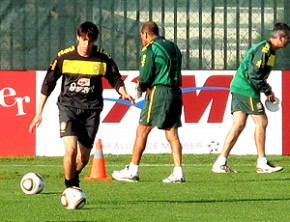 Kaká no treino do Brasil: meia era dúvida para jogo(Imagem:Márcio Iannacca / Globoesporte.com))