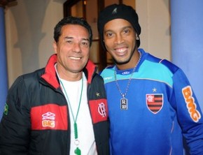 A foto da discórdia de Luxa e Ronaldinho(Imagem:Alexandre Vidal / Fla Imagem)