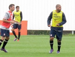 Adriano é marcado por Castán no treino.(Imagem:Carlos Augusto Ferrari / GLOBOESPORTE.COM)