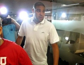 Adriano chega para consulta com médico do Fla.(Imagem:Thales Soares / Globoesporte.com)