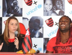 Patrícia Amorim durante apresentação de Vagner Love.(Imagem:André Durão / GLOBOESPORTE.COM)