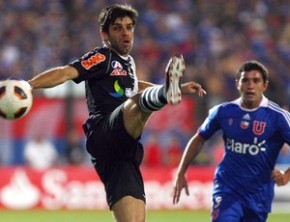 Juninho durante  o duelo com a La U. Vasco sofreu com os contra-ataques chilenos.(Imagem:AFP)