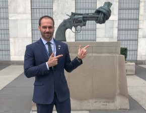 Deputado Eduardo Bolsonaro faz gesto de arma em monumento pela paz na ONU.(Imagem:Reprodução/Instagram)