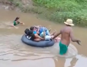 Alunos atravessam rio em boia para ir até a escola no interior do Piauí.(Imagem:Cidadeverde.com)