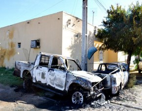 Carros são incendiados no pátio da delegacia de Jaicós.(Imagem:Cidadeverde.com)