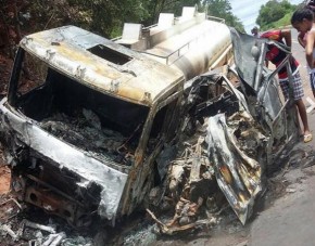 Veículos pegam fogo em colisão e deixam 4 mortos da mesma família.(Imagem:Cidadeverde.com)