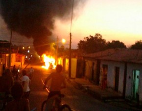 Hilux bate em moto e pega fogo na zona norte de Teresina.(Imagem:Cidadeverde.com)
