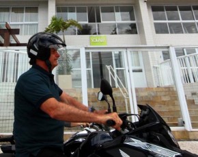 Bolsonaro é flagrado com capacete solto em frente ao triplex de Guarujá, SP(Imagem:Vanessa Rodrigues/A Tribuna Jornal)