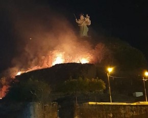 Incêndio atinge área do Morro do Leme e ameaça cartão postal de Oeiras.(Imagem:Cidadeverde.com)