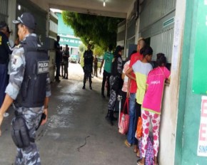 Tropa policial força entrada de visitantes na Casa de Custódia.(Imagem:Cidadeverde.com)