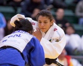 Sarah Menezes pode se tornar a primeira judoca brasileira a ostentar os títulos de campeã olímpica e mundial.(Imagem:Divulgação/CBJ)