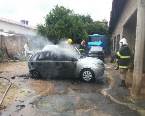 Carro pega fogo em oficina e bombeiros são acionados na capital.(Imagem:Cidadeverde.com)