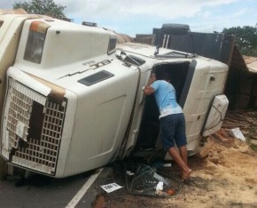 Carreta que transportava sója tomba na BR-343 entre Jerumenha e Floriano.(Imagem:Portalgazetadopiaui)