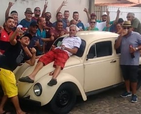 Clientes compram carro e presenteiam dono de bar em Floriano.(Imagem:Floriano01)