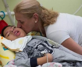 Enfermeira adota garoto com paralisia abandonado pelos pais.(Imagem:Divulgação)