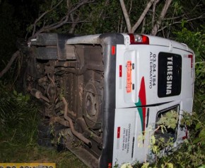 Van com 14 passageiros tomba na BR-343 e deixa três feridos.(Imagem:Cidadeverde.com)
