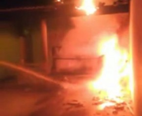 Veículo é incendiado em garagem de residência em Floriano.(Imagem:Reprodução/Jc24horas)