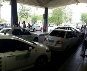 Taxistas fecham carro de Uber ao pegar passageiro na rodoviária.(Imagem:Cidadeverde.com)