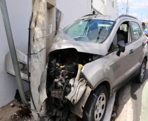 Carro bate em poste e quase atropela cadeirante em ponto de ônibus.(Imagem:Cidadeverde.com)