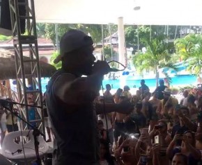 Após ser solto, Naldo faz show em festa de Batalhão da Polícia Militar.(Imagem:Extra)