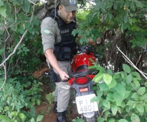 Motocicleta tomada de assalto é recuperada pela Polícia Militar de Floriano.(Imagem:3º BPM)