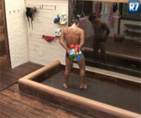  Sergio Abreu se descuida durante o banho(Imagem:Reprodução/Rede Record )